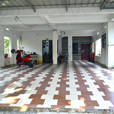 Nirupama,Hotel Aluva 700 Mtr From Aluva Railway Station Alwaye Exteriör bild
