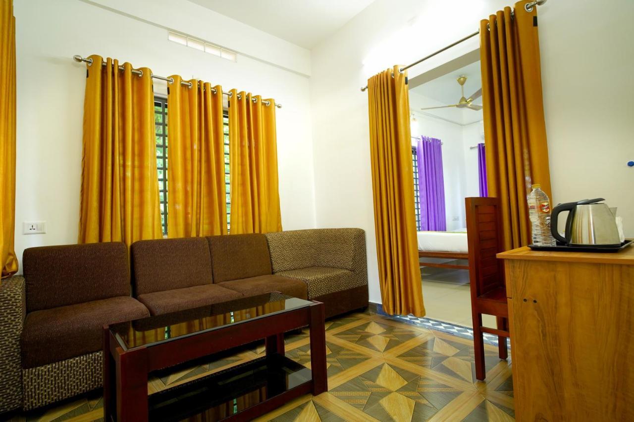 Nirupama,Hotel Aluva 700 Mtr From Aluva Railway Station Alwaye Exteriör bild