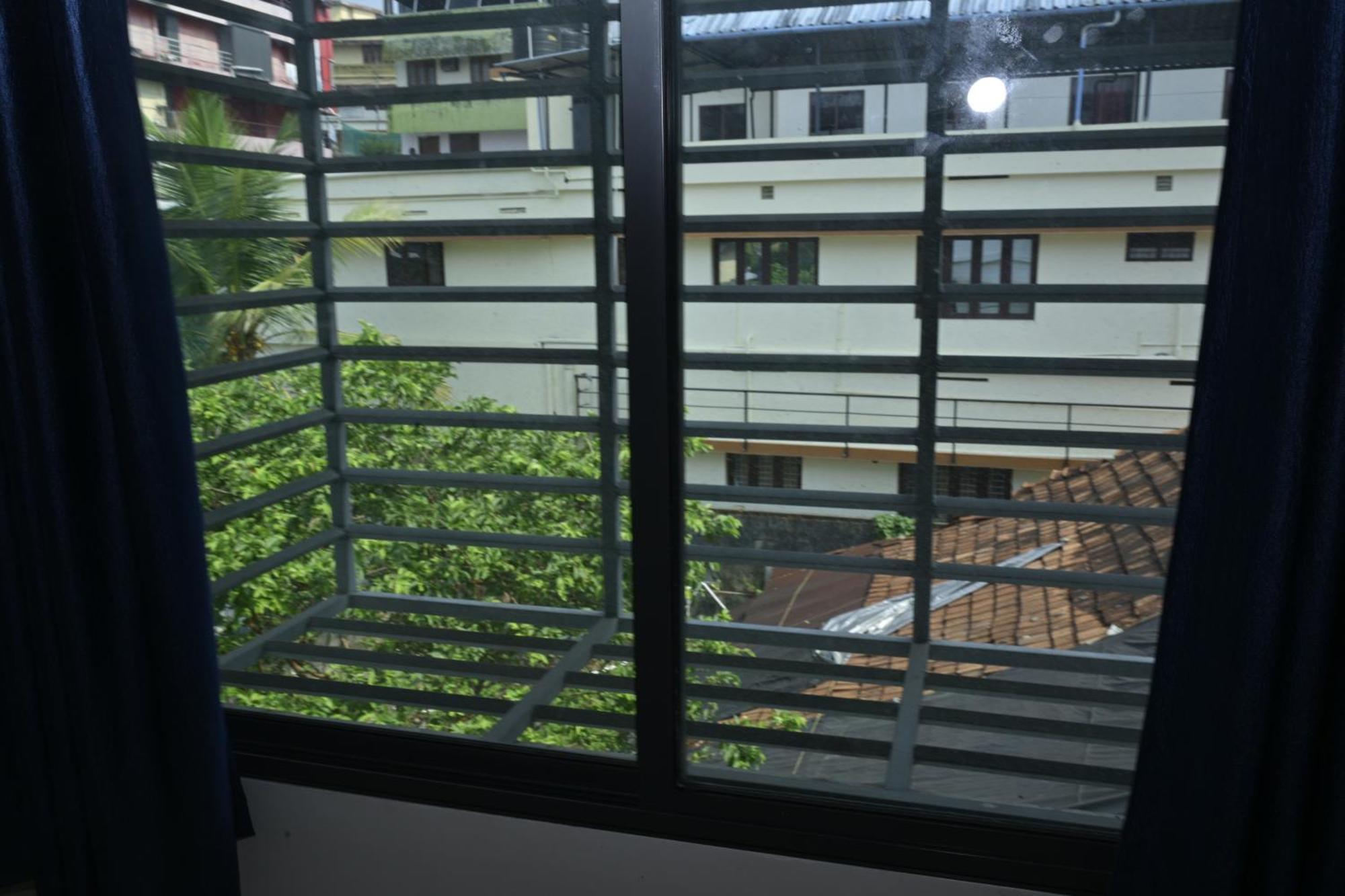 Nirupama,Hotel Aluva 700 Mtr From Aluva Railway Station Alwaye Exteriör bild