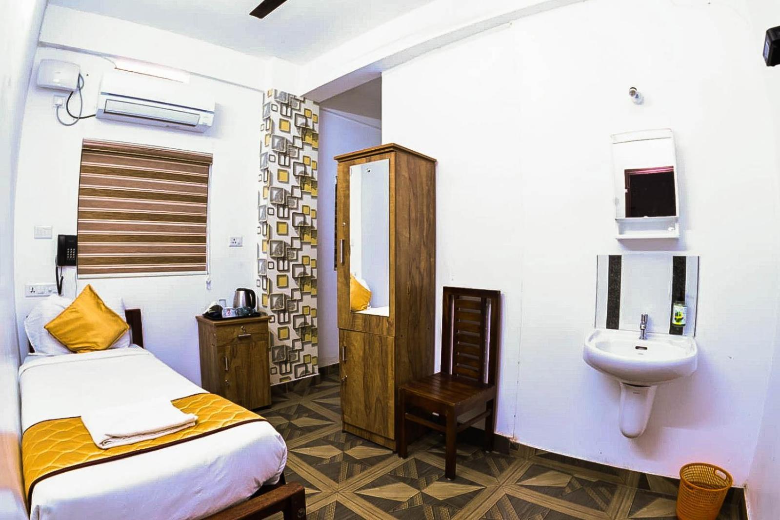 Nirupama,Hotel Aluva 700 Mtr From Aluva Railway Station Alwaye Exteriör bild