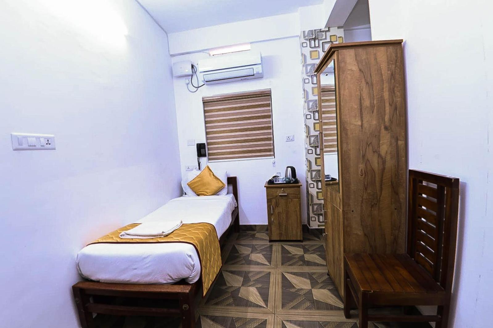 Nirupama,Hotel Aluva 700 Mtr From Aluva Railway Station Alwaye Exteriör bild