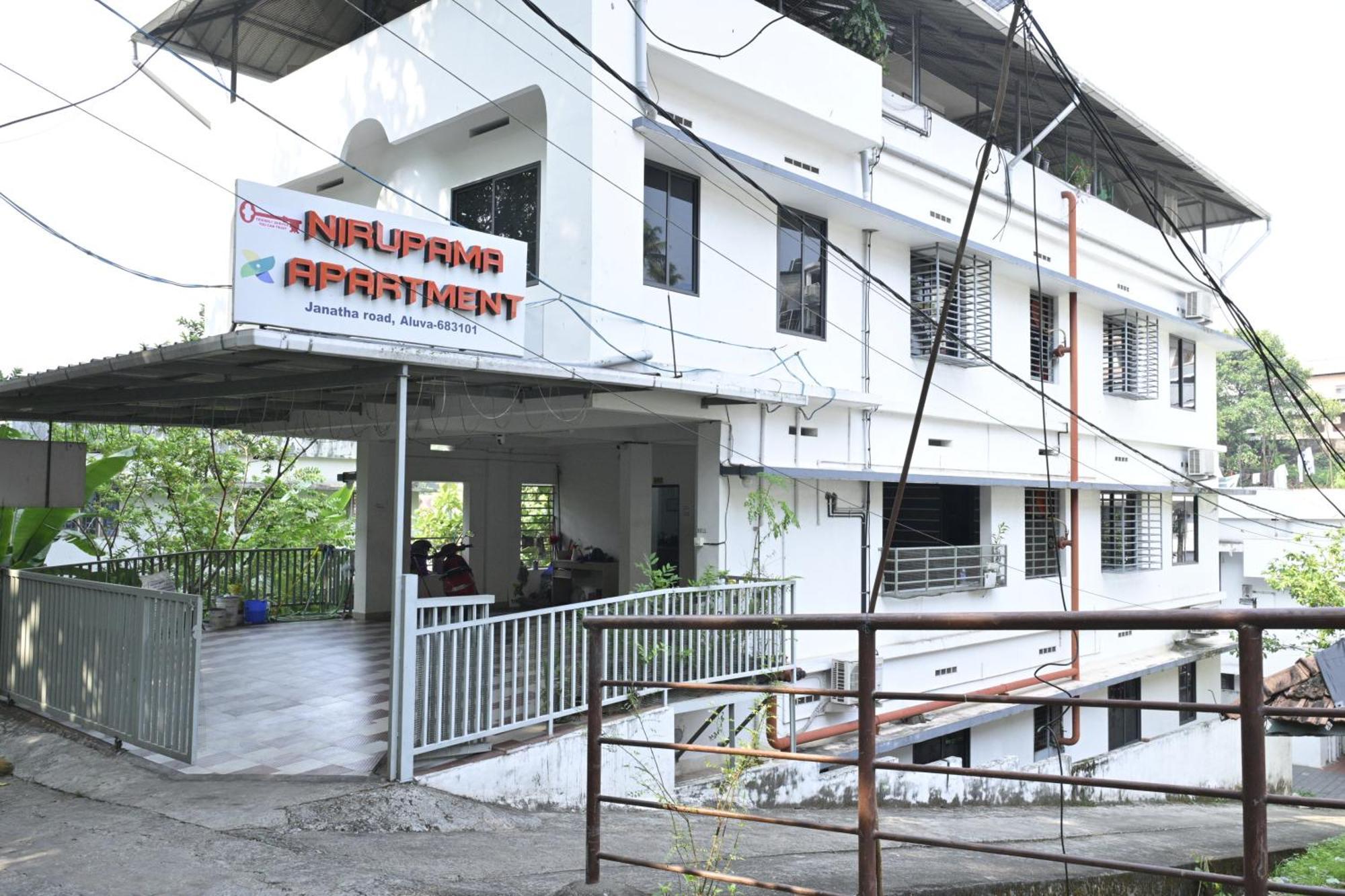 Nirupama,Hotel Aluva 700 Mtr From Aluva Railway Station Alwaye Exteriör bild