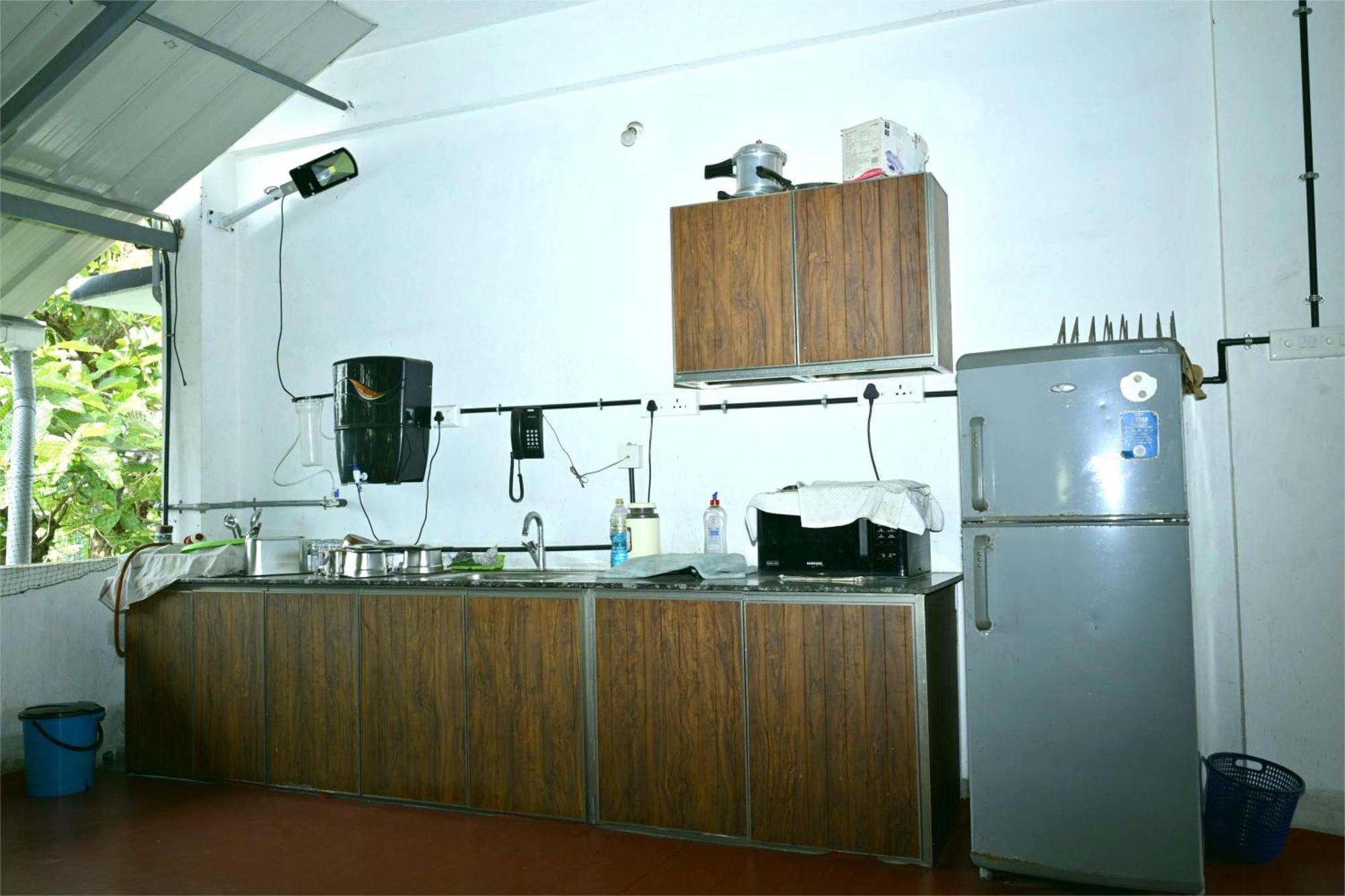 Nirupama,Hotel Aluva 700 Mtr From Aluva Railway Station Alwaye Exteriör bild